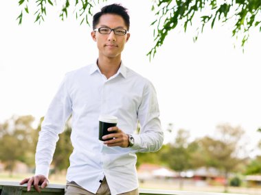 Adam bir parkta bir kahve molası