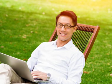 Genç işadamı Park onun mola sırasında rahatlatıcı