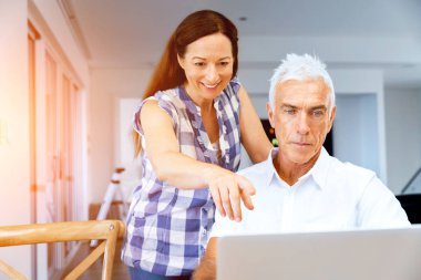 Mutlu modern Olgun çift üstünde laptop evde çalışma