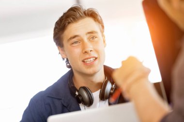 Mutlu genç adam tasarımcı çalışma