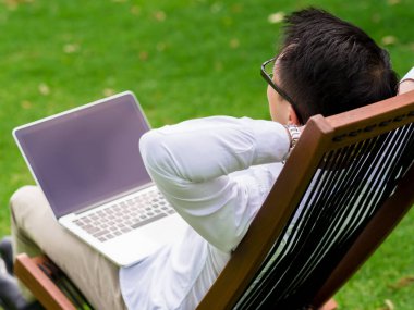 Genç işadamı Park onun mola sırasında rahatlatıcı