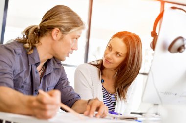 İki genç iş adamları Office görüntü