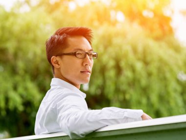 Genç işadamı Park onun mola sırasında rahatlatıcı