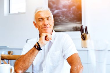 Yakışıklı bir üst düzey adam kapalı portresi