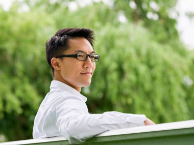 Parkta onun mola sırasında genç işadamı