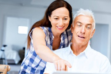 Olgun çift kameraya bakıyor