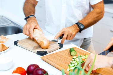 Erkek el ekmek kesme