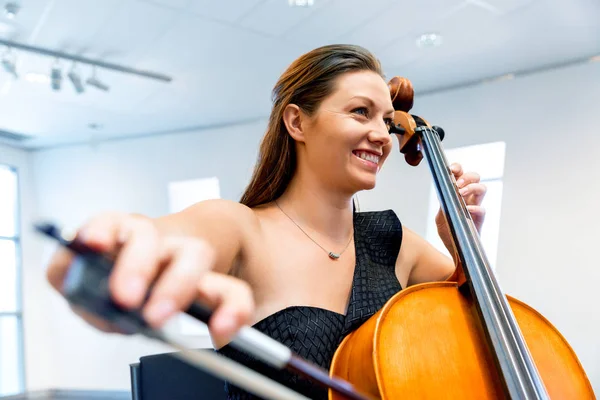 Junge Lächelnde Frau Spielt Cello — Stockfoto