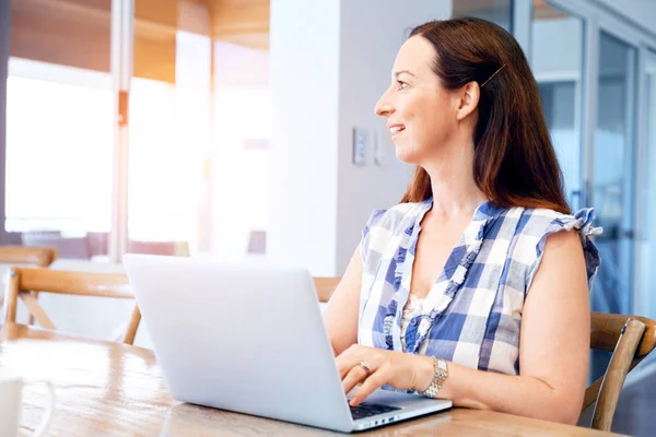 Rijpe mooie vrouw die op haar laptop werkt — Stockfoto