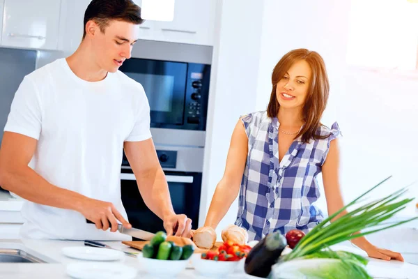 Couple cuisiner ensemble à la maison — Photo