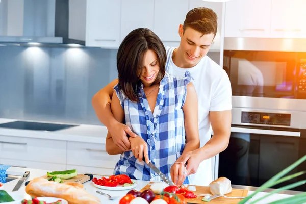 Pasangan memasak bersama di rumah — Stok Foto
