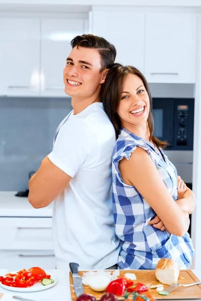 Coppia cucina insieme a casa — Foto Stock