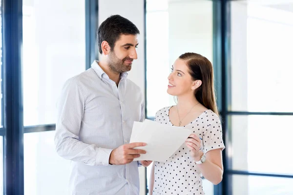 Bild von zwei jungen Geschäftsleuten im Amt — Stockfoto