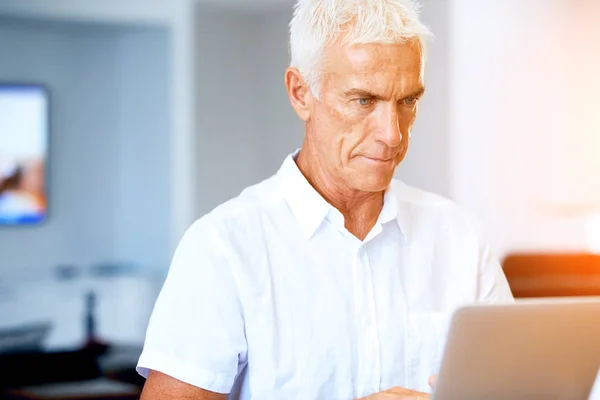 Man die thuis aan laptop werkt — Stockfoto