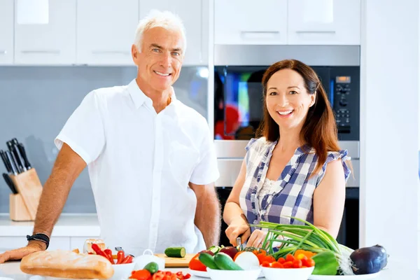 Mature couple cooking at home — Stock Photo, Image