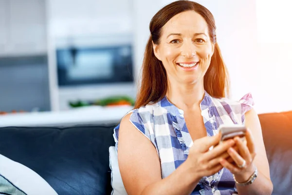 Portrait of woman holding phone — Stock Photo, Image