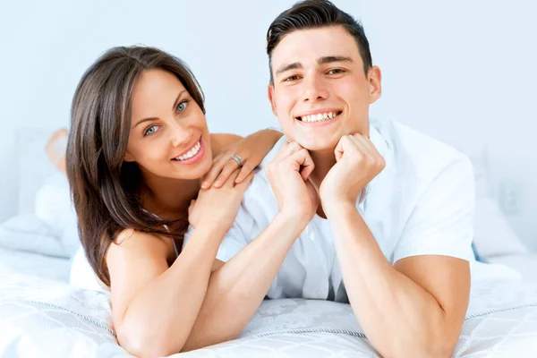 Jovem casal na cama — Fotografia de Stock