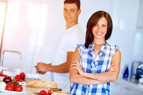 Pareja cocinando juntos en casa — Foto de Stock