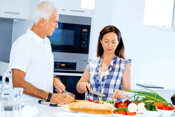 Glückliches Paar kocht zu Hause — Stockfoto