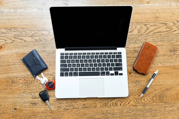 Laptop e outros acessórios na mesa — Fotografia de Stock