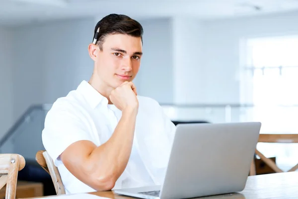 Man die thuis aan laptop werkt — Stockfoto