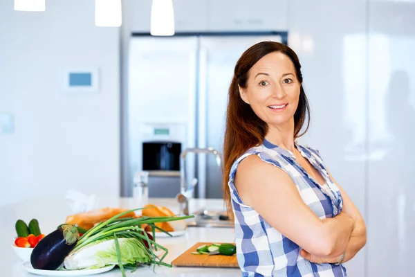 Schöne Frau steht in der Küche — Stockfoto