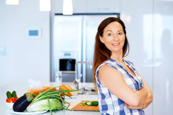 Mulher bonita de pé na cozinha — Fotografia de Stock