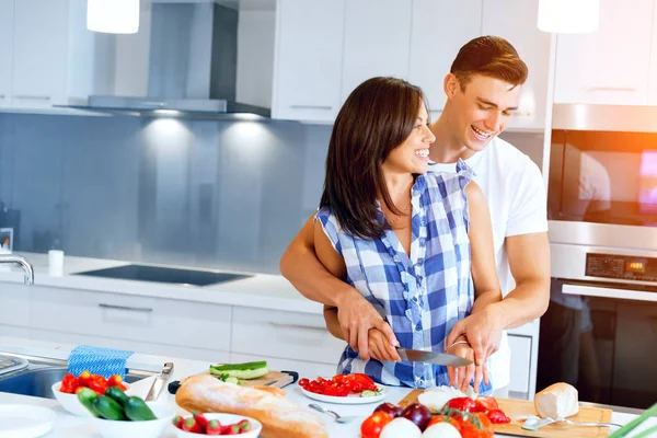 Casal cozinhar juntos em casa — Fotografia de Stock