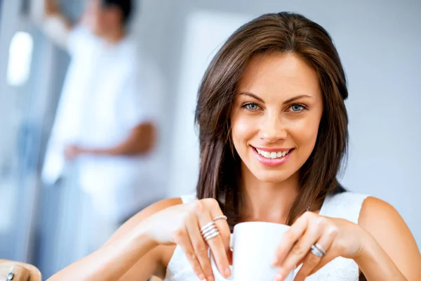 Feliz joven con taza de té o café — Foto de Stock