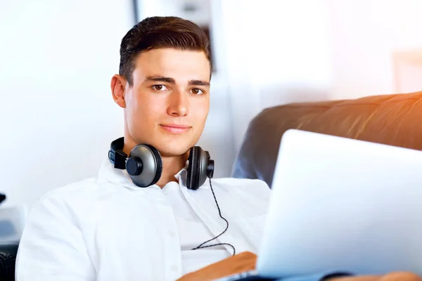 Man working on laptop at home — Stock Photo, Image