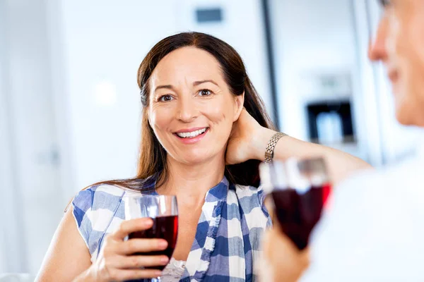 Mujer con una copa de vino en el interior — Foto de Stock