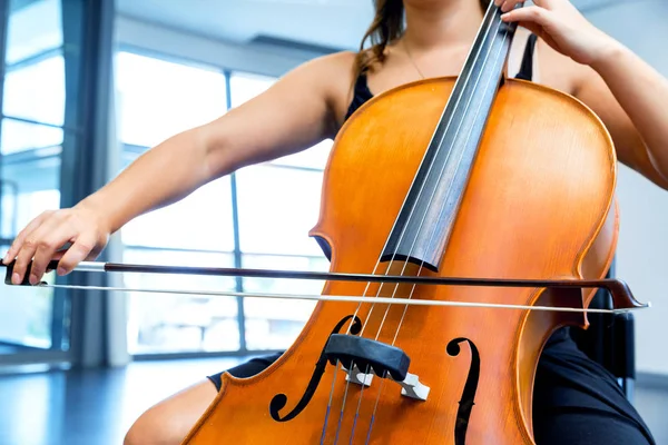 Donna che suona il violoncello — Foto Stock