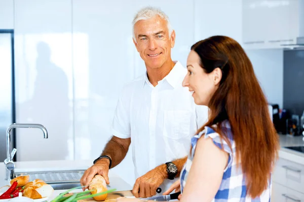 Mature couple cooking at home — Stock Photo, Image