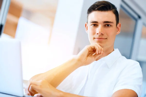 Mann arbeitet zu Hause am Laptop — Stockfoto