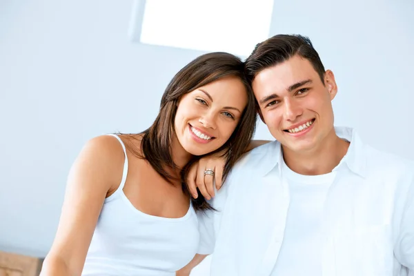 Joven pareja feliz en el dormitorio — Foto de Stock