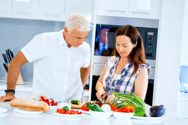 Pareja madura cocinando en casa —  Fotos de Stock