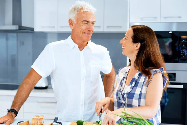 Ouder paar thuis koken — Stockfoto