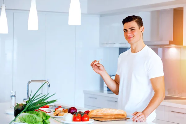 Young man cooking — Stock Photo, Image