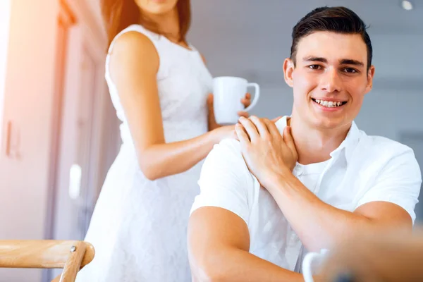 Jovem feliz com xícara de chá ou café — Fotografia de Stock