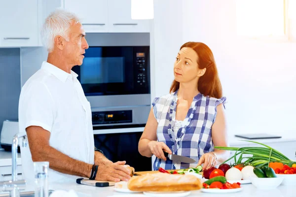 Happy couple cooking at home — Stock Photo, Image