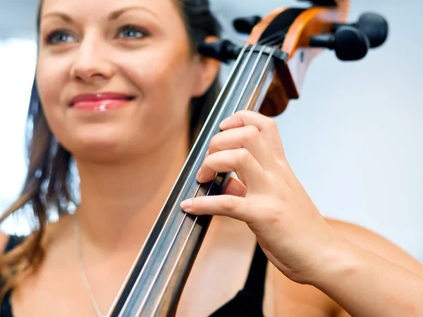 Donna che suona il violoncello — Foto Stock