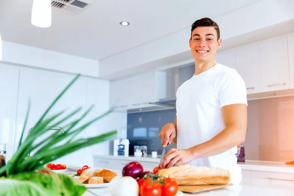 Young man cooking — Stock Photo, Image
