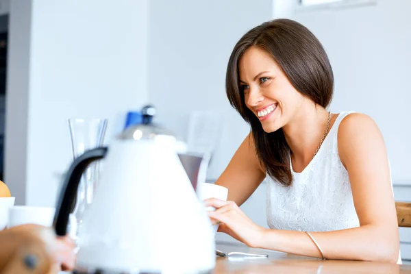在家喝杯茶或咖啡的快乐的少妇 — 图库照片