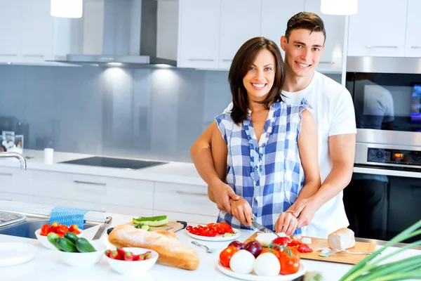 Pareja cocinando juntos en casa — Foto de Stock