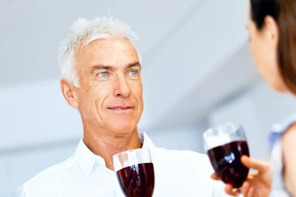 Portrait of a couple having a glass of red wine — Stock Photo, Image