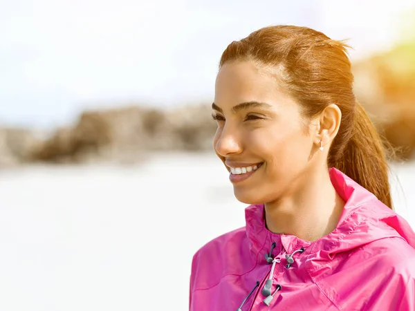 Donna atletica in abbigliamento sportivo in piedi al mare — Foto Stock