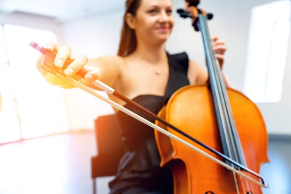 Frau spielt Cello — Stockfoto