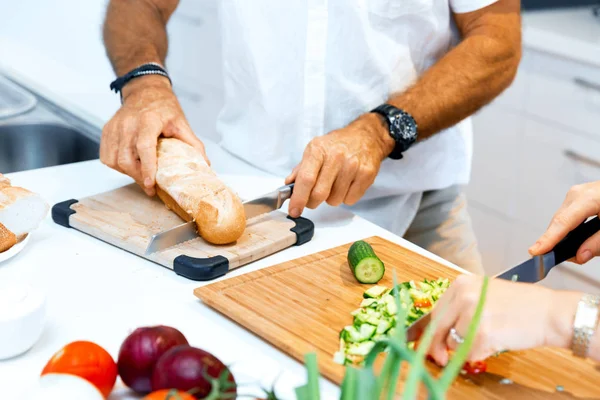 Manliga händer skära bröd — Stockfoto