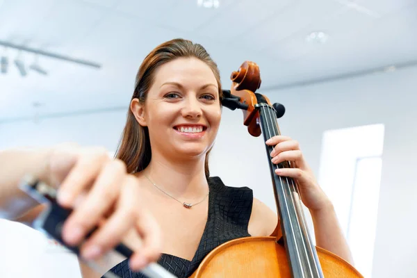 Vrouw spelen cello — Stockfoto