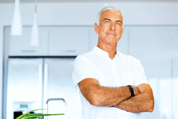 Retrato de un hombre mayor inteligente de pie en la cocina — Foto de Stock